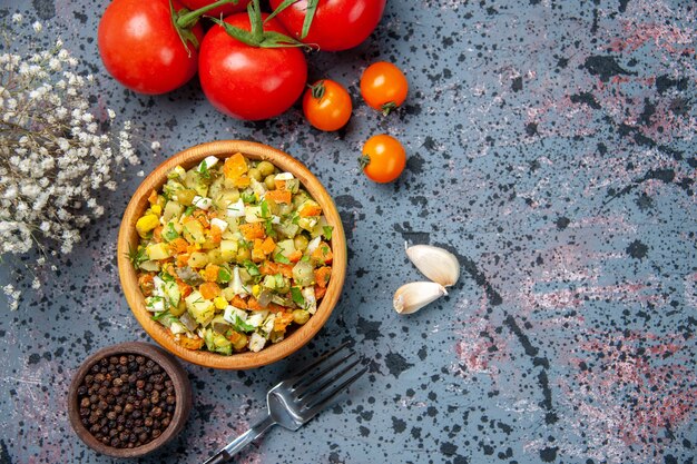 bovenaanzicht gekookte groentesalade met verse rode tomaten, maaltijd paprika kleur lunch salade eten