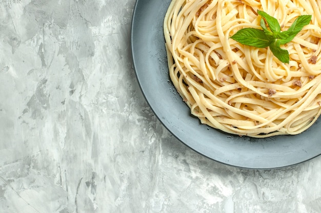 Bovenaanzicht gekookte Italiaanse pasta binnen plaat op witte achtergrond