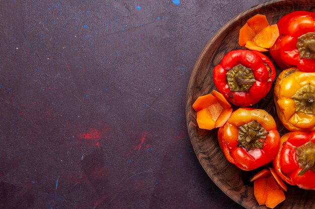 Bovenaanzicht gekookte paprika met gehakt binnen op grijze achtergrond maaltijd groenten vlees dolma food