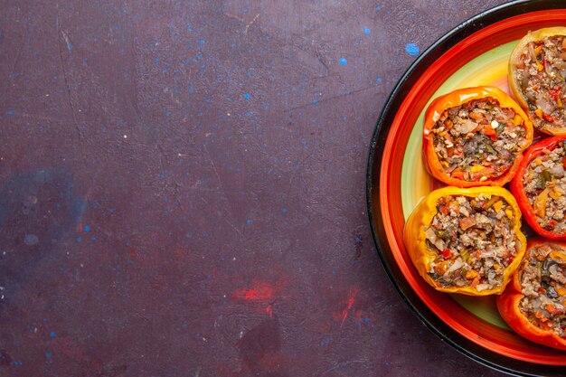 Bovenaanzicht gekookte paprika met gehakt op donkere grijze achtergrond voedsel rundvlees dolma groenten maaltijd