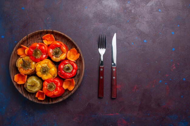 Bovenaanzicht gekookte paprika met gemalen vlees binnen op donkere grijze achtergrond maaltijd voedsel vlees groente koken