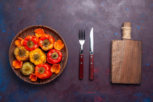 Bovenaanzicht gekookte paprika met gemalen vlees binnen op grijze ondergrond maaltijd voedsel vlees groenten koken