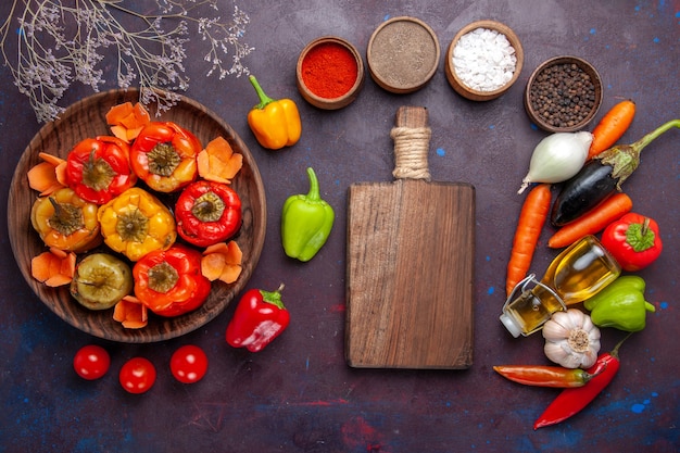 Bovenaanzicht gekookte paprika met verse groenten en kruiden op grijze oppervlakte maaltijd dolma groenten rundvlees