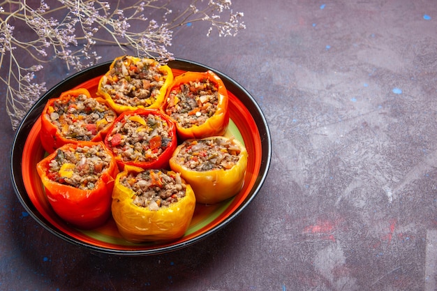 Bovenaanzicht gekookte paprika op het grijze oppervlak voedsel dolma plantaardige maaltijd rundvlees