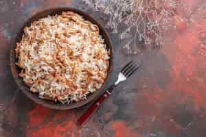 Gratis foto bovenaanzicht gekookte rijst met deegplakken op donkere het voedsel van de de schotelmaaltijd van de oppervlaktefoto donker