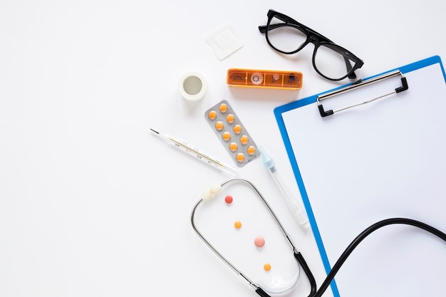 Bovenaanzicht geneeskunde tabletten met bril op de tafel