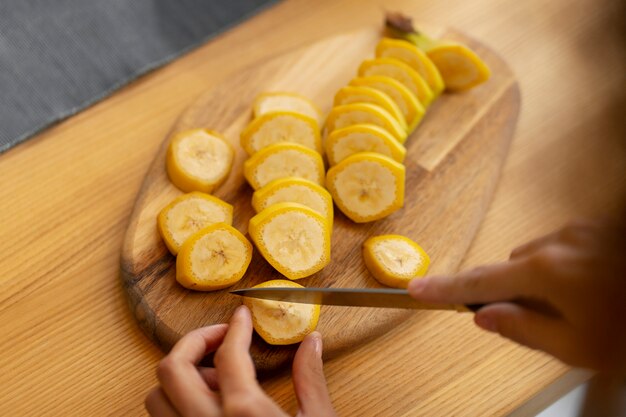 Bovenaanzicht gesneden banaan op houten bord