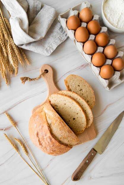 Bovenaanzicht gesneden brood en eieren