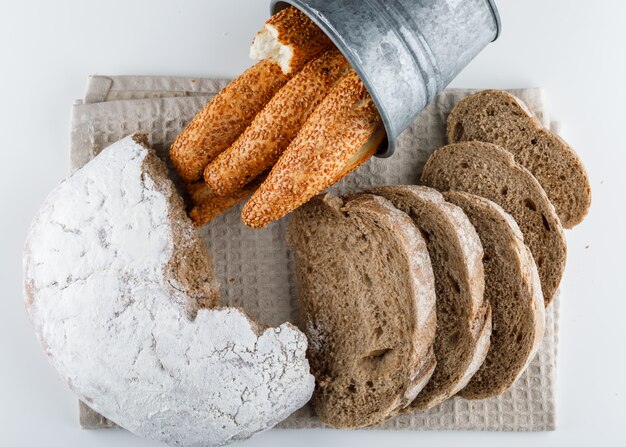 Bovenaanzicht gesneden brood met Turkse bagel op witte ondergrond. horizontaal