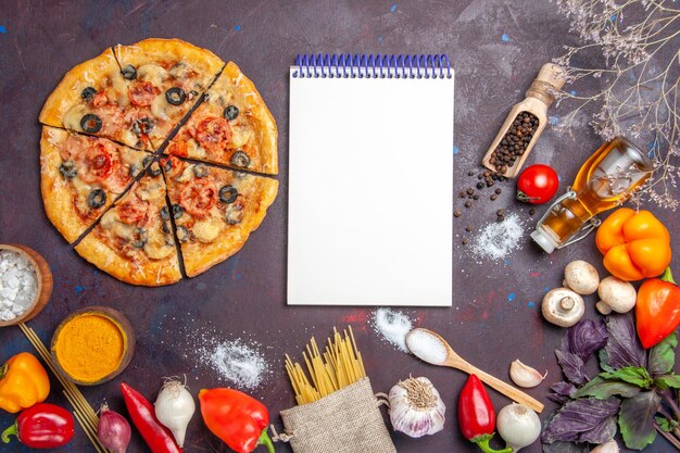 Bovenaanzicht gesneden champignon pizza heerlijk deeg met verse groenten op het donkere oppervlak deeg maaltijd eten italiaanse bak