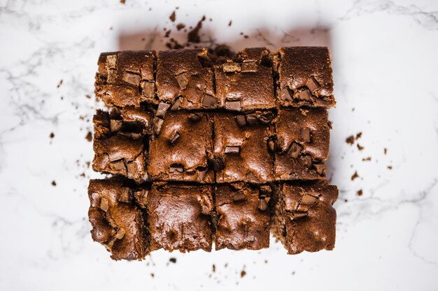 Bovenaanzicht gesneden chocoladetaart op marmeren tafel