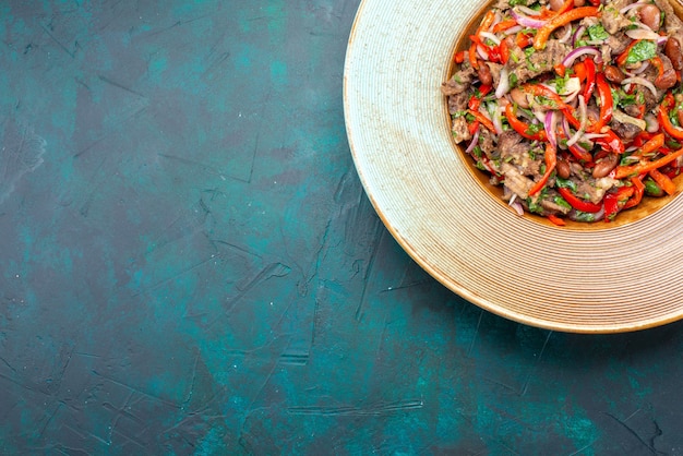 Bovenaanzicht gesneden groenten met vlees maken van een salade binnen plaat op de donkere achtergrond groente salade vlees eten maaltijd