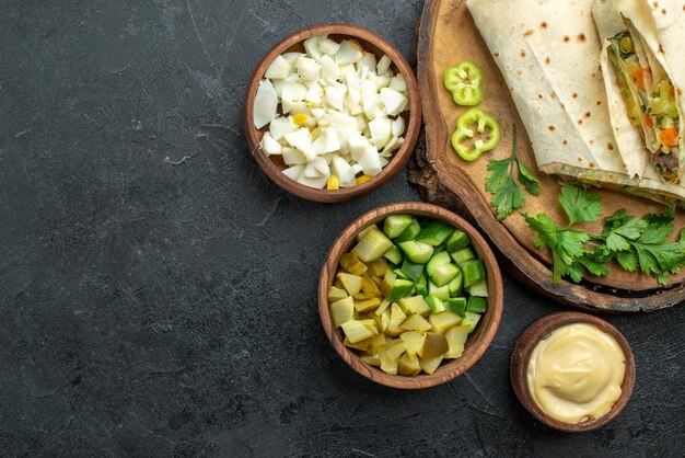 Bovenaanzicht gesneden heerlijke shaurma salade sandwich op grijze ondergrond pita maaltijd salade sandwich hamburger