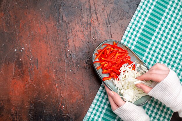 Bovenaanzicht gesneden kool met paprika op donkere tafel