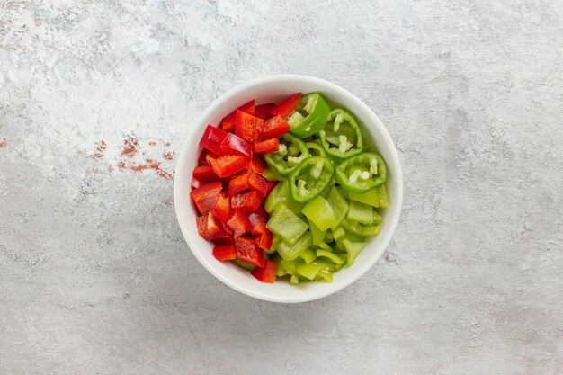 Bovenaanzicht gesneden paprika pittige salade binnen plaat op witte achtergrond