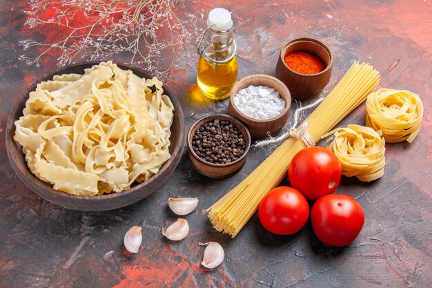 Bovenaanzicht gesneden rauw deeg met kruiden op donkere oppervlak deeg voedsel donkere pasta