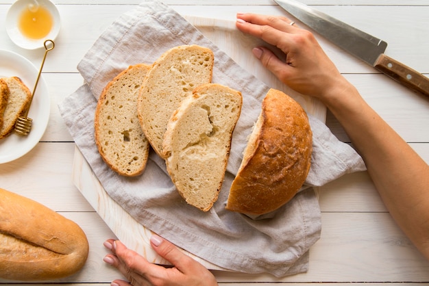 Bovenaanzicht gesneden rond brood