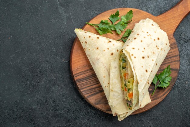 Bovenaanzicht gesneden shaurma smakelijke salade sandwich op grijze ondergrond hamburger pitabroodje broodsalade