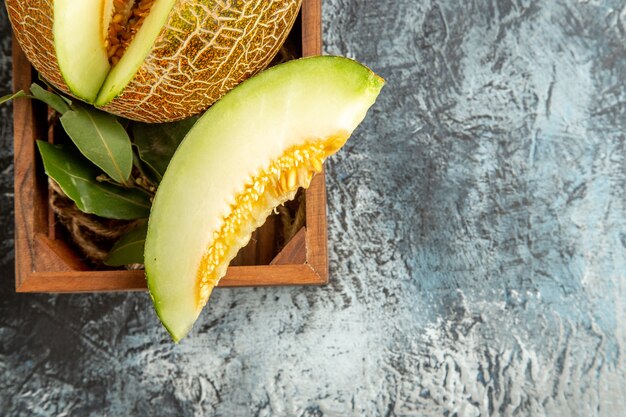 Bovenaanzicht gesneden verse meloen op de donker-lichte tafel zoet fruit mellow zomer