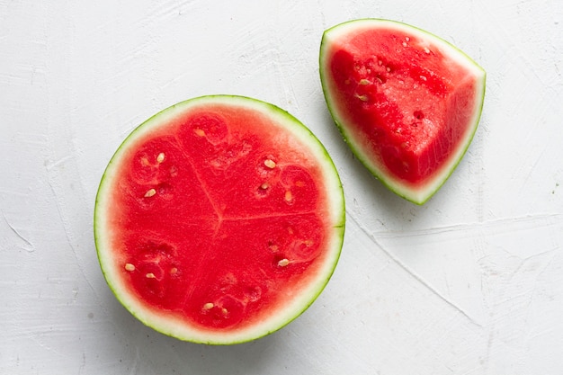 Bovenaanzicht gesneden watermeloen met witte achtergrond