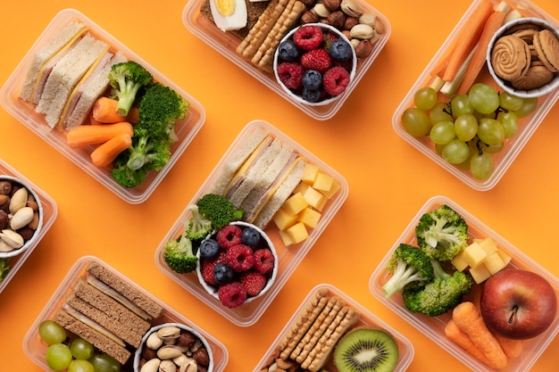 Gratis foto bovenaanzicht gezond eten lunchboxen arrangement