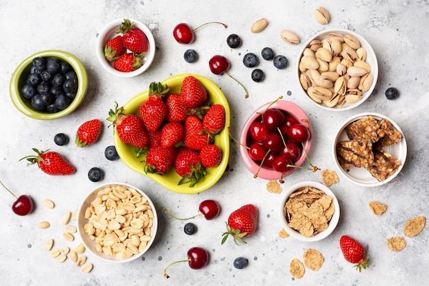 Gratis foto bovenaanzicht gezond fruit in kommen