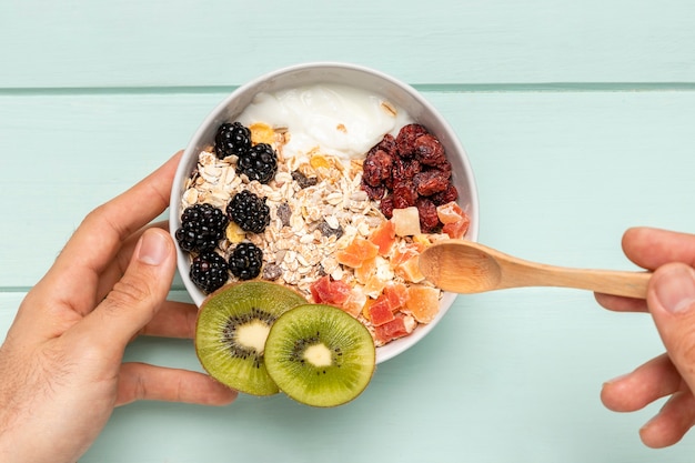 Bovenaanzicht gezond ontbijt met muesli