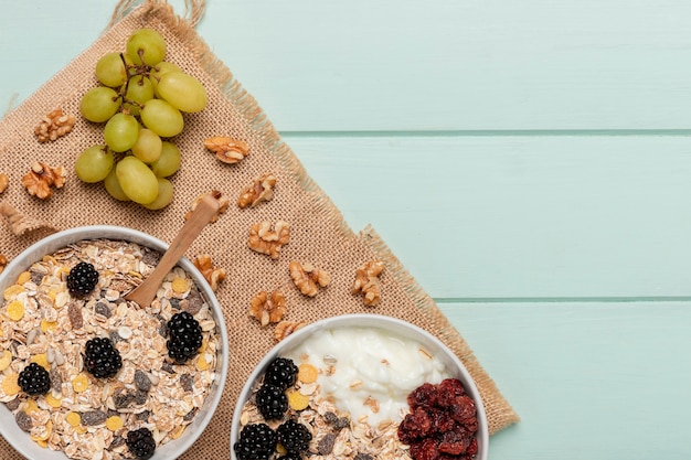 Gratis foto bovenaanzicht gezond ontbijt op tafel