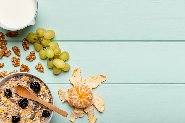 Gratis foto bovenaanzicht gezond ontbijt op tafel