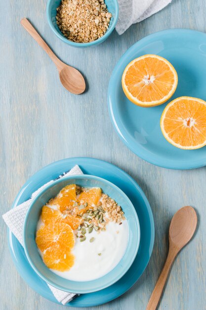 Bovenaanzicht gezonde ontbijtkom met sinaasappel