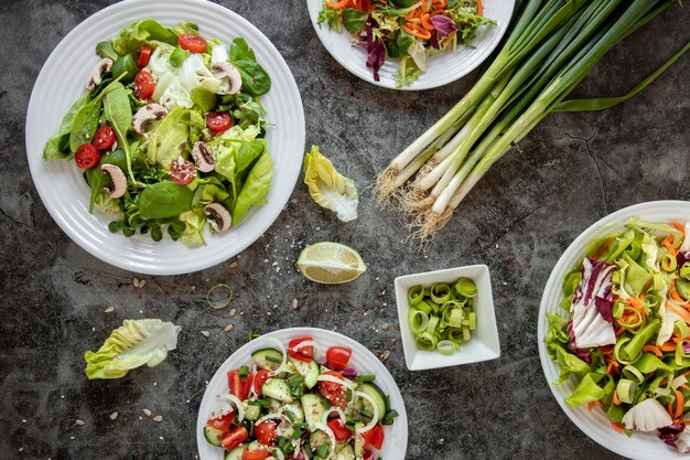 Bovenaanzicht gezonde salade collectie