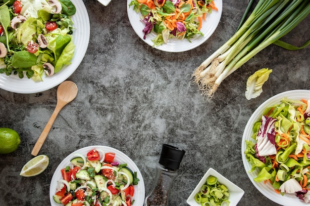 Gratis foto bovenaanzicht gezonde salade frame