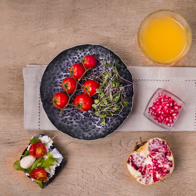 Bovenaanzicht gezonde salade met tomaten