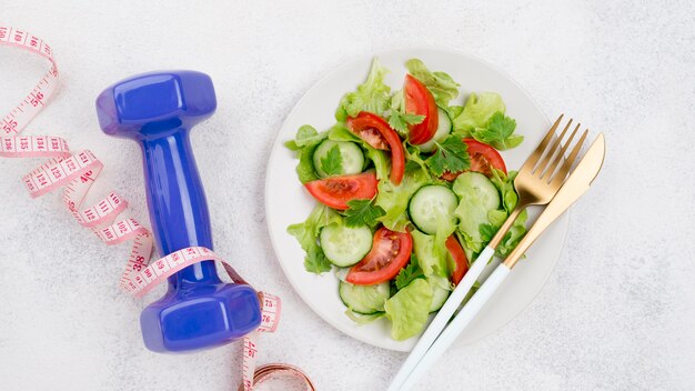 Bovenaanzicht gezonde salade op plaat