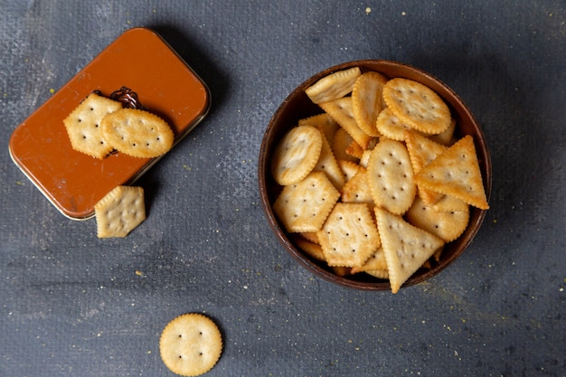 Bovenaanzicht gezouten crackers lekker en heerlijk op de donkere achtergrond snack knapperige cracker foto