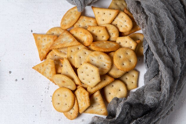 Bovenaanzicht gezouten crackers op de witte achtergrond snack voedsel knapperige cracker