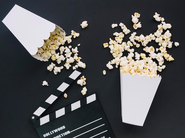 Bovenaanzicht gezouten popcorn met bioscoop Filmklapper