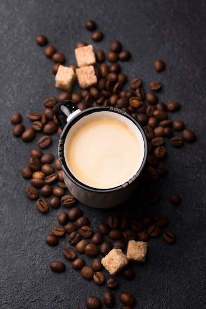 Bovenaanzicht glas koffie op tafel