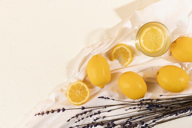 Bovenaanzicht glas met limonade en lavendel naast