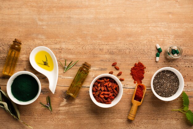 Bovenaanzicht goji bessen met olie en medicijnen op de tafel