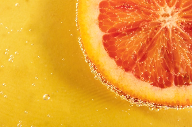 Bovenaanzicht grapefruit en bruisend water