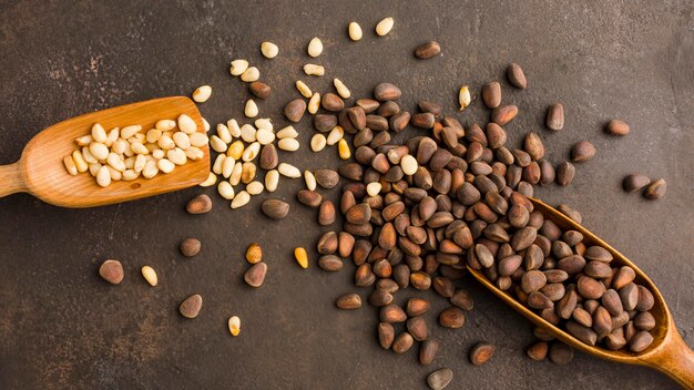 Bovenaanzicht grenen zaden met houten lepel