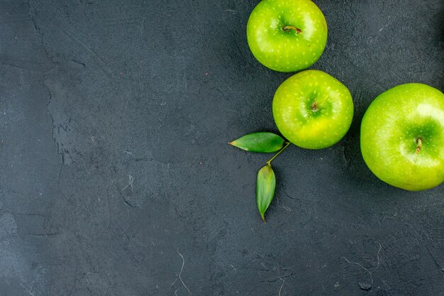 Bovenaanzicht groene appels op donkere ondergrond met kopie ruimte