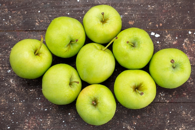 Bovenaanzicht groene appels op het bruine houten bureau vers appel fruit zacht