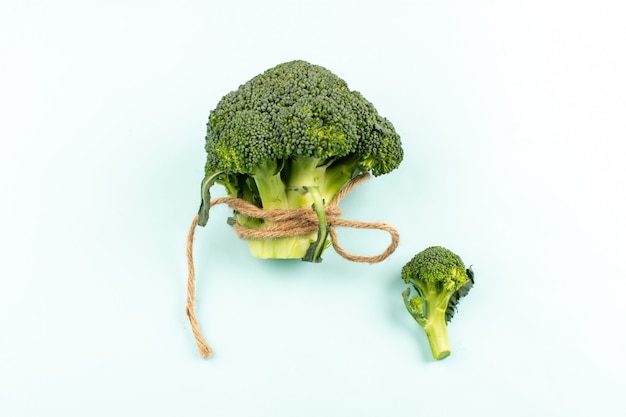 bovenaanzicht groene broccoli geïsoleerd op het witte bureau