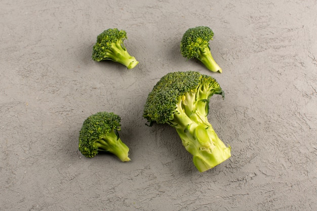 bovenaanzicht groene broccoli vers rijp geïsoleerd op de grijze
