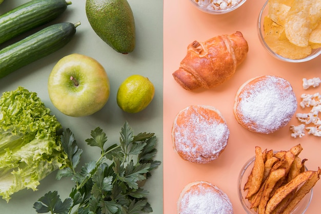 Gratis foto bovenaanzicht groene groenten en fruit met ongezonde snack