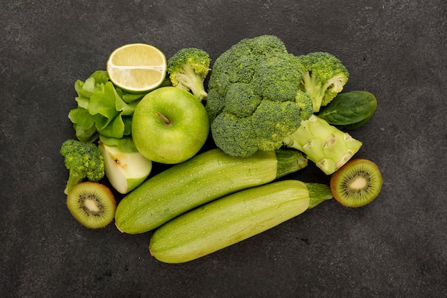 Gratis foto bovenaanzicht groene groenten en fruit