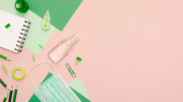 Bovenaanzicht groene leveringen op roze achtergrond
