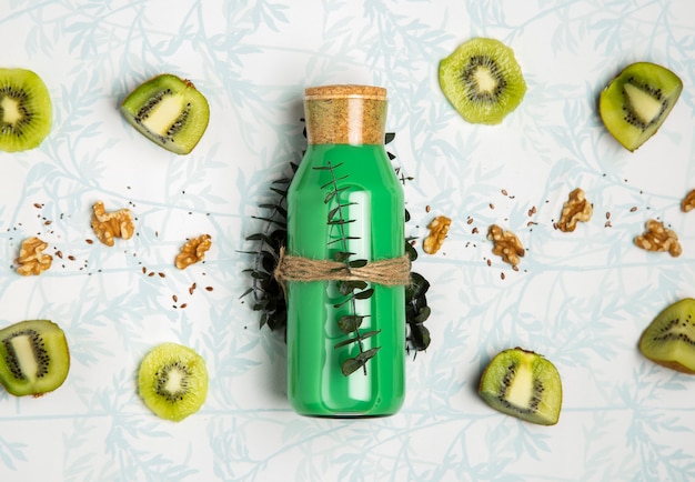 Gratis foto bovenaanzicht groene smoothie met noten zaden en kiwi